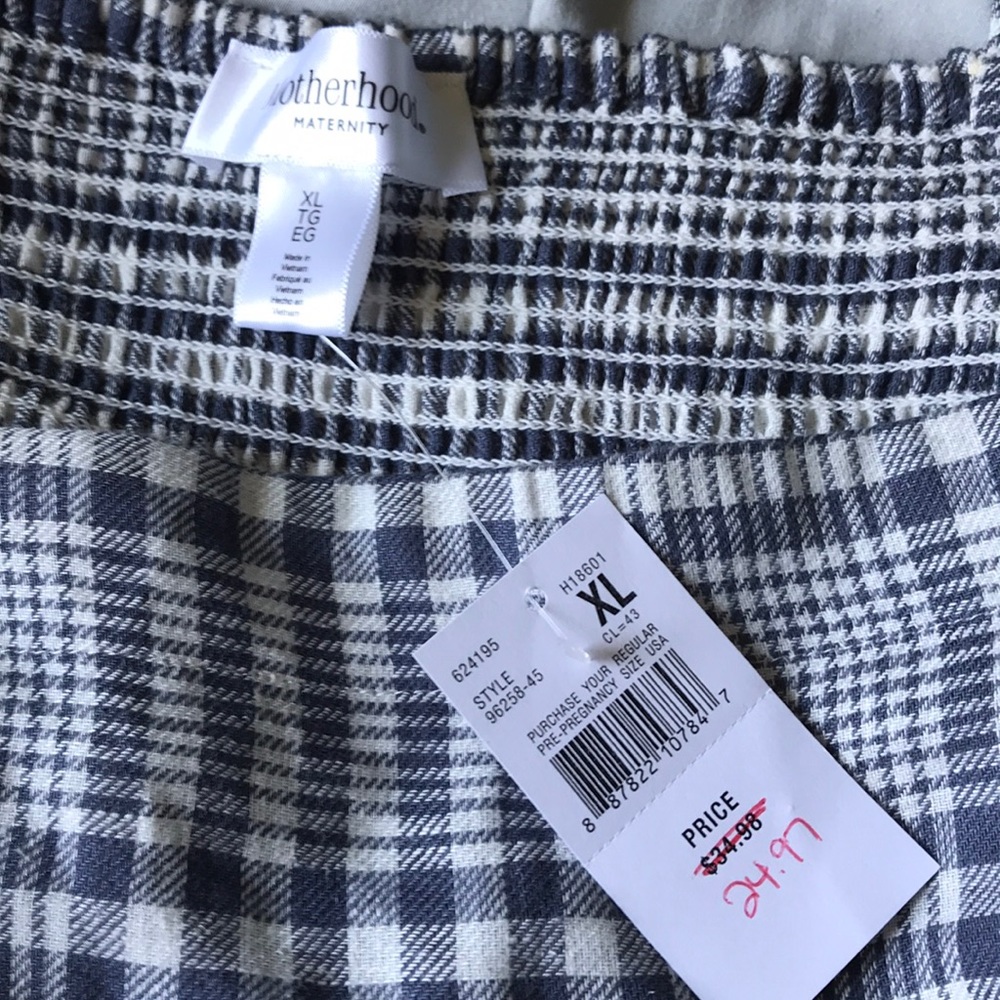 Maternity shirt never worn has tags